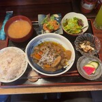 谷町 わらかし - 牛バラ根菜煮定食(ご飯大盛り)、唐揚げはオプションでつけています。