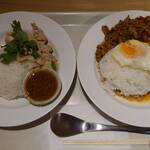 다오타이 하루미 토리톤점 - 왼쪽은 태국식 치킨 라이스, 오른쪽은 가파오 밥입니다.