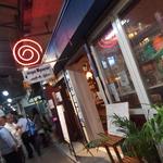 栄町市場の通りにあります。安い居酒屋などが多い中、ミャンマー料理という珍しいものを扱っています