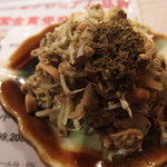 ロイヤルミャンマー - お茶の葉サラダ\350。炒めたお茶の葉がピーナッツやもやしと一緒に乗せられており、お茶の葉のほんのりした渋みと相まって大変面白い