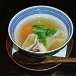 やっちろ - 椀物　鰹出汁がしっかり効いてます　イカ　キノコ　三つ葉　人参　白身魚