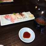 やっちろ - 赤だしと握り寿司　大トロ　鯛　ハマチ　ミョウガ　トリ貝　隠し包丁沢山のイカが柔らかく美味しかった