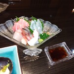 やっちろ - イカ　甘エビ　鯛　大トロ　酢鯖　　味わいはフグ何だけど？　蛸　ハマチ　　　右奥の白身は多分　コチではないかと