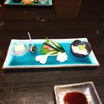 やっちろ - 突き出し　湯葉豆腐の刺し身　らっきょう　白エビの和物　高野豆腐等