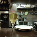 ビストロ ヌー - 駆けつけ一杯。スパークリングワイン
