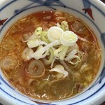 もつ煮屋 日の出食堂 - 辛そうに見えますが全く辛くないです。