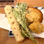 麺匠 釜善 - 今日の天ぷら（春菊天） & ちくわ天 & とり天 & 丸天（薩摩揚げ）