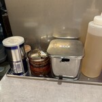 東京油組総本店 - 晒した微塵切り玉ねぎと、「辛味」と言う唐辛子を濾してないラー油｡