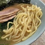 横濱ラーメン あさが家 - 酒井製麺の中太麺。