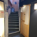 焼鳥ごくう 奥 - 地上の店舗入口(木のドアから地下へ)