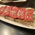 ホルモン本舗 我家 - ★幻の赤身
      オススメの逸品！
      焼きすぎず、サッと炙って食べる！
      これは極ウマ♡