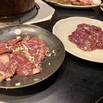 ホルモン本舗 我家 - ★ハラミ
      ★牛レバー
      ハラミは塩♪レモン汁等薬味は必要なし！
      牛レバーは、新鮮なんでサッと炙って塩ごま油へダイブ！(気になる方はちゃんと炙って！)
      双方激ウマ♡