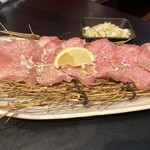 ホルモン本舗 我家 - ★特上ねぎタン
      勿論塩で！刻みネギは塩ダレにまぶして別皿で来るんで、焼いた後に包んで食べる！
      激ウマ♡