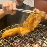 ホルモン本舗 我家 - ★ホルモン一本焼
      ｢我家｣のオリジナルであり、代表的な逸品！
      使われてるホルモンは上ホルモン♪
      ｢我家｣のホルモンは新鮮なんで焼きすぎ無い事が美味く食えるコツ！
      人に勧めてもハズレ無い逸品！
      極ウマ♡