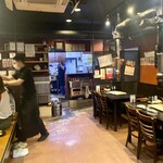 ホルモン本舗 我家 - 相変わらずの活気ある店内♪