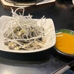 ホルモン本舗 我家 - ★センマイ刺
      今はスーパーでも売られてるから珍しく無くなったかな〜？？
      けどホルモン本舗を唱う｢我家｣のセンマイはひと味違う！激ウマ♡