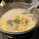 ホルモン本舗 我家 - ★コムタンスープ
      毎回必ずオーダーしてる絶品スープ♪
      コクが深く激ウマ♡