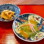 花風里 - 手前・刺身コンニャクの酢味噌かけ
      奥・手作りメンマ（サービス品）