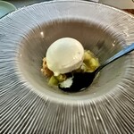 STELLAR WORKS Restaurant & Bar - デザートのアイスクリーム。皿が火山のよう。