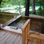 都わすれ - 寝湯　露天風呂は2つ分かれていて　寝湯は熱くなく長く浸かることができます　広い方の湯は少し熱めの気持ち良い湯加減です