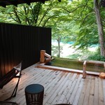 都わすれ - 周りの木々はカエデ　秋の紅葉の時期は綺麗なんだろうなあ