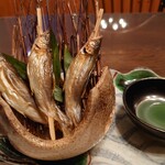 都わすれ - 若鮎　今が旬ですよね　まだ骨が柔らかいので、焼いただけで丸ごと食べられます。