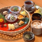 Toretate Dainingu Yagyuu - 【ランチ限定】かご盛りわっぱ膳…1,296円（税込）　・お造り1種・お料理7種・日替りメイン・わっぱ飯・赤出し・漬物・コーヒー又は紅茶