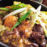 Nakamiya - 自慢の「和牛もつ」と野菜がたっぷり入った≪名古屋名物 鉄板味噌ホルモン≫。