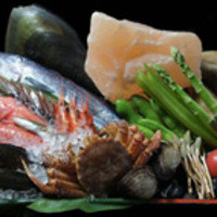 全国から質の高い新鮮な朝獲れ鮮魚や旬の食材を厳選