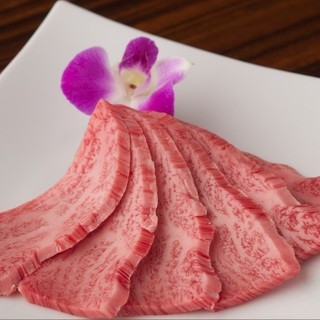 You can enjoy A-5 rank Yakiniku (Grilled meat) at a reasonable price! !