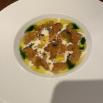 レストランユニック - Vichyssoise, consommé en gelée, l’oursin et caviar 
      