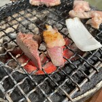 塩ホルモン 炭や - ヒゾウ¥360と1皿サービスの玉ねぎ