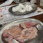 塩ホルモン 炭や 札幌駅西口店 - ミックスホルモン(塩ホル 上ホル)¥430上1皿目サービスの玉ねぎ