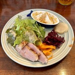 バルバルキッチンアメリ - ちょっと豪華版のランチサラダ
      前々回のランチも同様だったが、ポーピエットを注文した場合にはサラダがちょっと豪華になるようだ。今日付いてきたローストチキンもとても美味しかった！