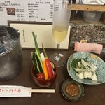 鳥やき川中島 - お通しの野菜スティックのおかげで食が進みます！