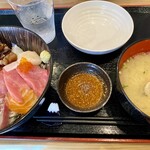 海鮮酒場 誠大 - とろスーパー海鮮丼＝1408円