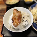 ホルモン栄楽 - オンザライスで一口。病み付きになる旨さ。タレの染み込んだしょうが焼き、ご飯が進み過ぎます。