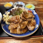 ホルモン栄楽 - フルーティーなタレと生姜の混ざったしょうが焼き。10枚入っていました。