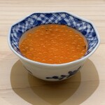 兄弟寿し - 生いくら丼、南浜漁港