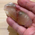 兄弟寿し - あたりねぎは上に乗せる一般的スタイルでは無く、切付け時にポケットを作り間に挟むスタイルで一体感を味わえます！