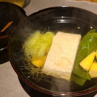 じ味 一歩 - ③白卵黄の出汁巻き玉子、ヤングコーン&ヤングコーンの髭、茹で蔓紫、利尻昆布&レモングラスの出汁のお椀
                利尻昆布の透明感のある輪郭のハッキリした味わいにレモングラスの香り、個性的なお出汁です