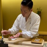 兄弟寿し - 煮切りを塗る店主、螺鈿の美しい寿司は毛も必見‼︎