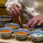 兄弟寿し - 生いくらを盛り付ける店主