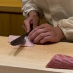 兄弟寿し - 佐渡産赤むつを切り付けて、板場で炙って