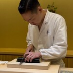 兄弟寿し - 豪快にカット