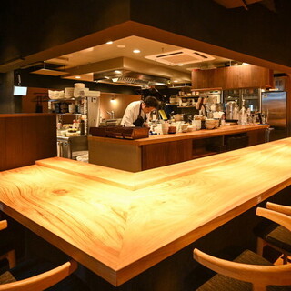 【2F】カウンター席（16席）│料理人の技を目で楽しめるライブ感満載のお席