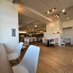 motena cafe - 広い店内