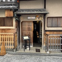 祇園迦陵 - 間口は狭いです。歌舞練場の向かいです