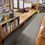千歳屋 - ☆14:00の店内 小上がり座卓席たたみ敷き　3卓　衝立あり　家族でゆっくり出来る　正面に会計と厨房　二階に四畳半のこ部屋　大小の宴会場（予約にて同窓会・慰労会・懇親会・年会他　その昔は結婚式場)