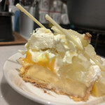 パティスリー リョーコ - サクッと軽いタルト生地、ブリュレ、果汁を感じるカスタード、フレッシュな生クリーム、ホワイトチョコの5層とたわわなグレフル果実が山盛りの萌える断面！断じて「元タルトだった塊」じゃないですよ。